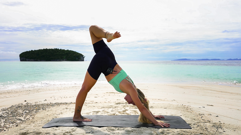 Power yoga modéré à la plage